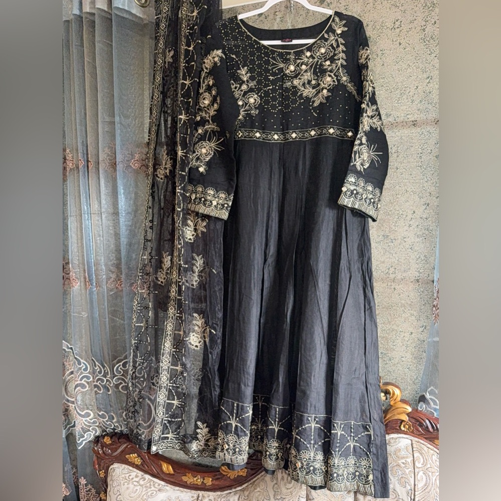 Elegant Black and Gold Embroidered Indian Pakistani 2 pieces dress